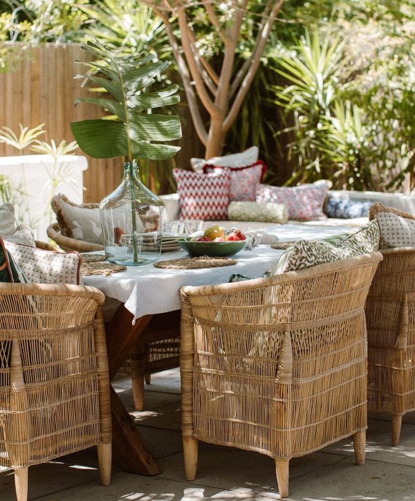 Een tafel vol met klassieke MALA stoelen - MALA Africa